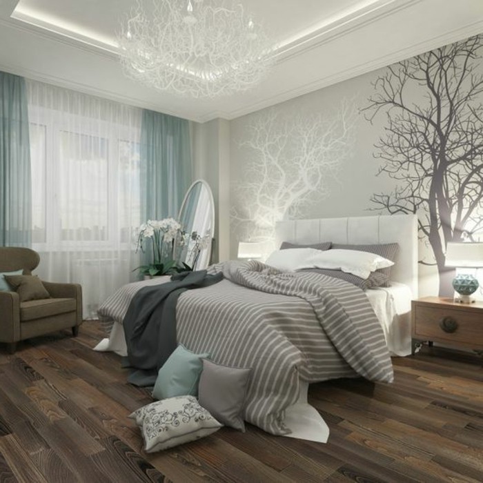 papier-peint-blanc-gris-chambre-avec-un-grand-double-lit-parquet-foncé-en-bois