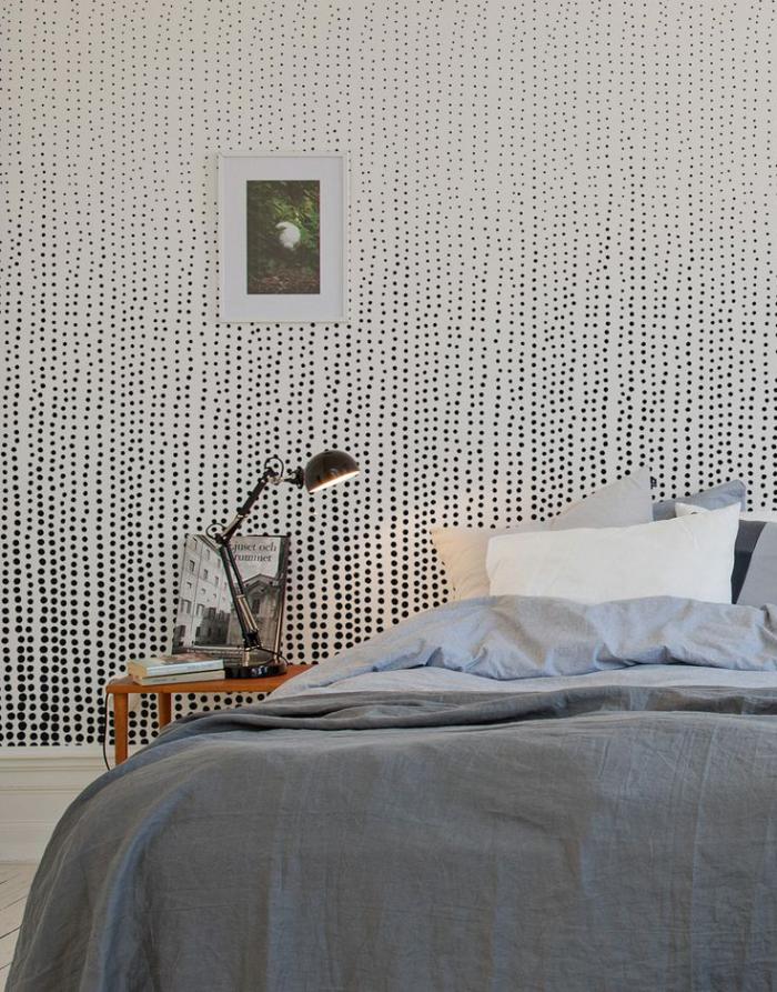 papier-peint-blanc-pointillé-décor-simple-chambre-adulte
