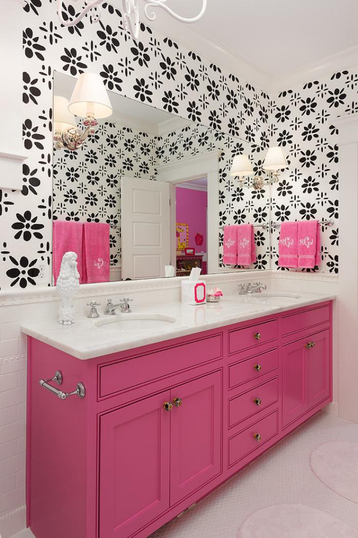 papier-peint-blanc-salle-de-bain-en-blanc-et-rose