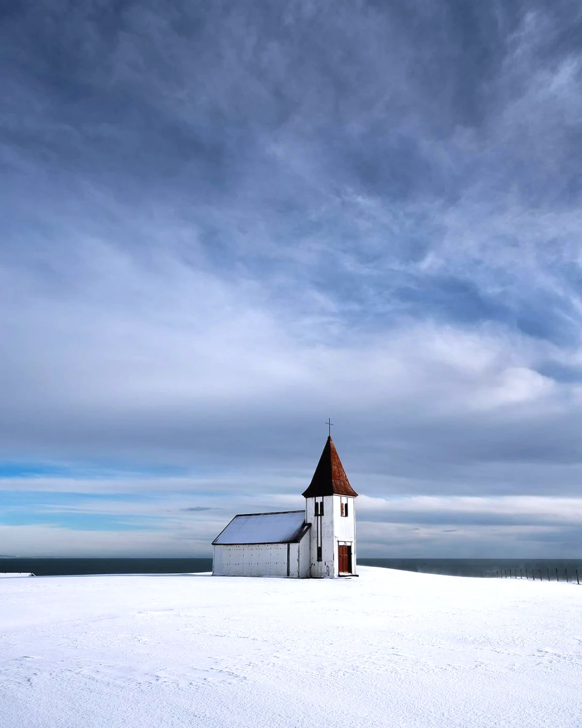 paysages d hiver minimaliste maison au milieu de la neige