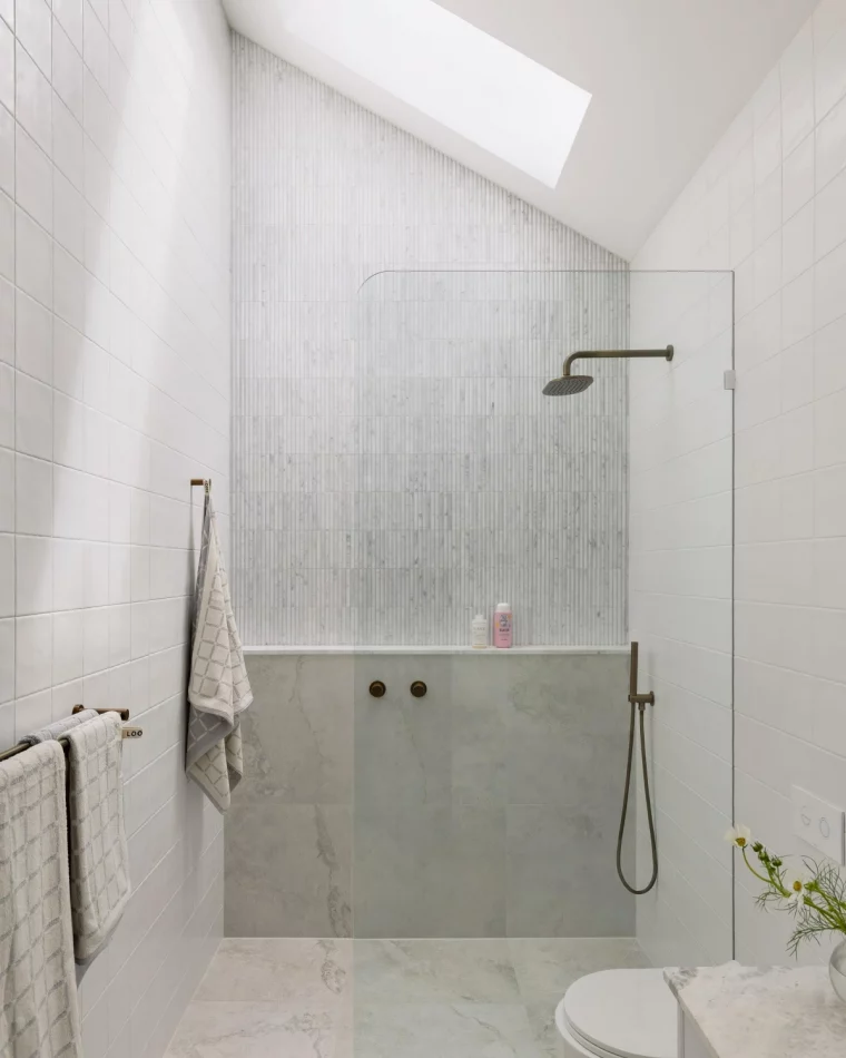 petite salle de bain deco minimalsite fenetre plafond carreaux blancs