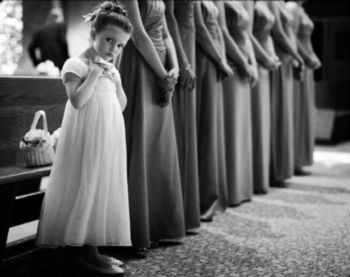 photo-noir-et-blanc-en-attante-de-la-mariée-mariage-original-idées-photographie-mariage-photo