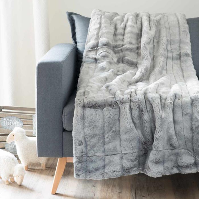 plaid-fausse-fourrure-grise-sofa-gris-et-grande-couverture-imitation-fourrure