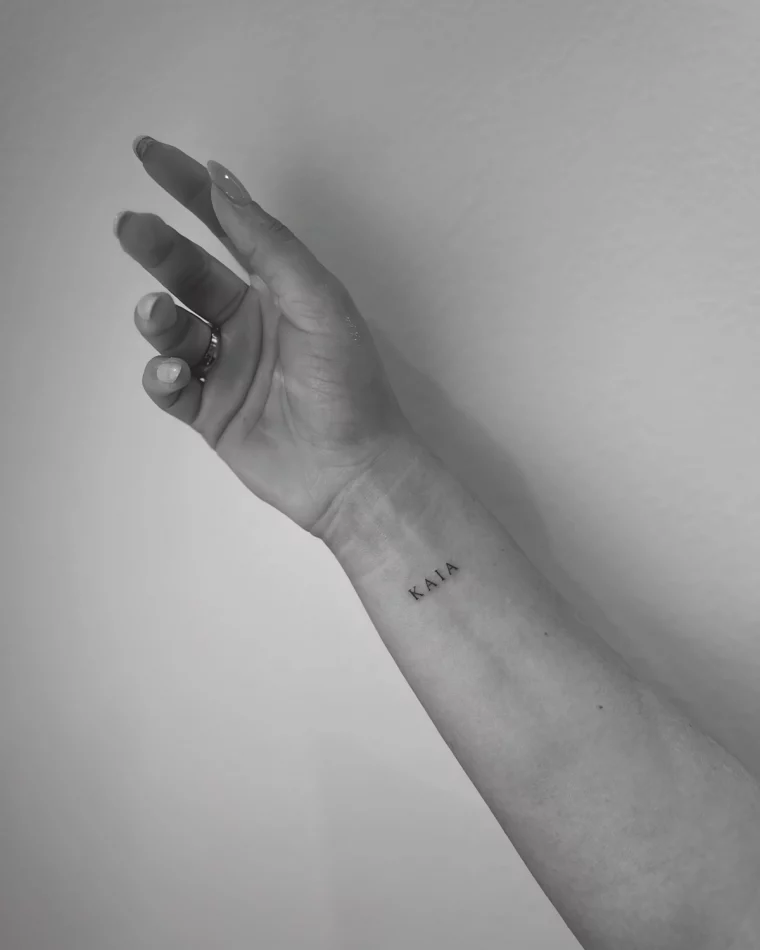 prenom en tatouage poignet femme photo blanc noir manucure nude