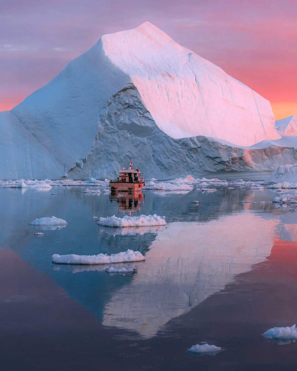 romantique paysage d hiver avec un bassin d eau et une montagne