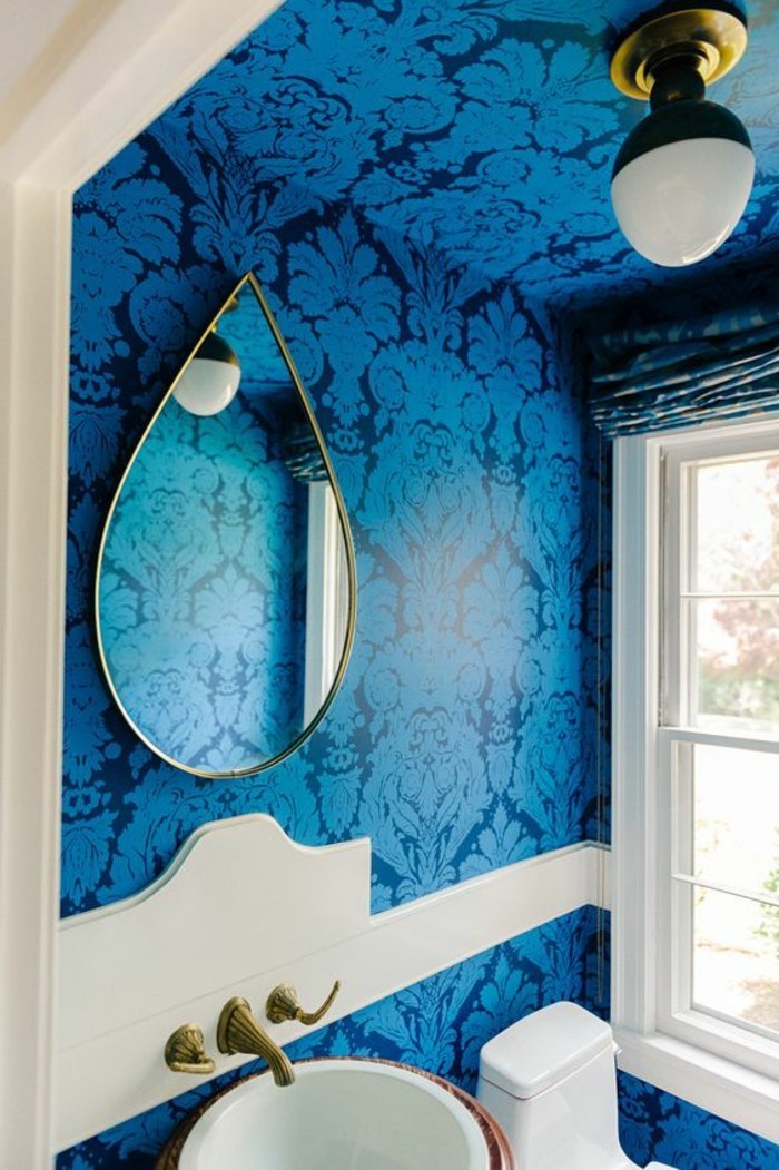 salle-de-bain-avec-papier-peint-bleu-foncé-idee-pour-les-murs-dans-la-salle-de-bain