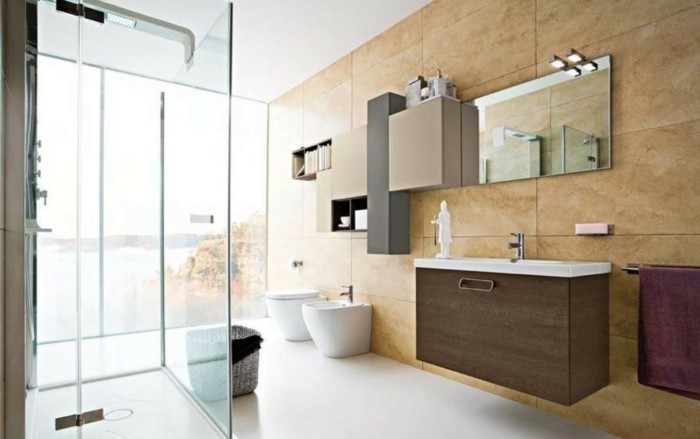 salle-de-bain-beige-avec-une-petite-cabine-de-douche-brico-depot-en-verre-mur-trnasparente