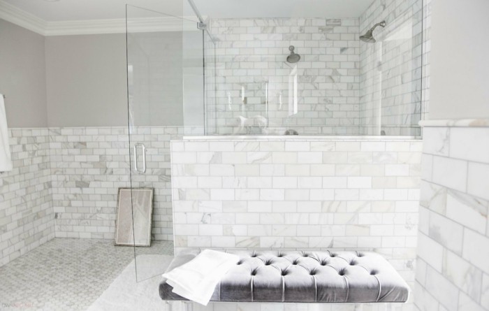 salle-de-bain-blanche-marbre-de-carrare-prix-canape-gris-dans-la-salle-de-bain-blanche