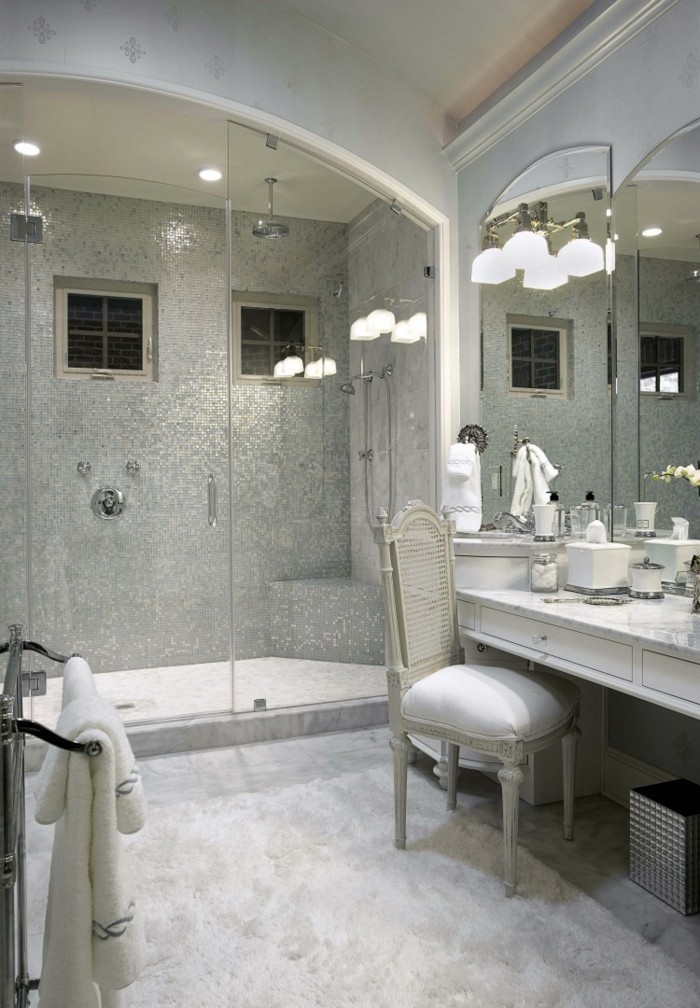 salle-de-bain-grise-de-luxe-sol-en-marbre-mosaique-mural-en-marbre