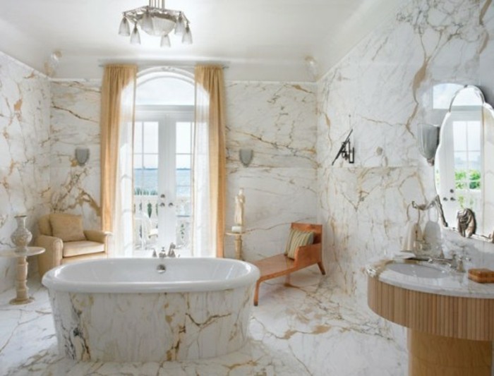 salle-de-bain-marbre-blanc-fenetres-grandes-dans-la-salle-de-bain