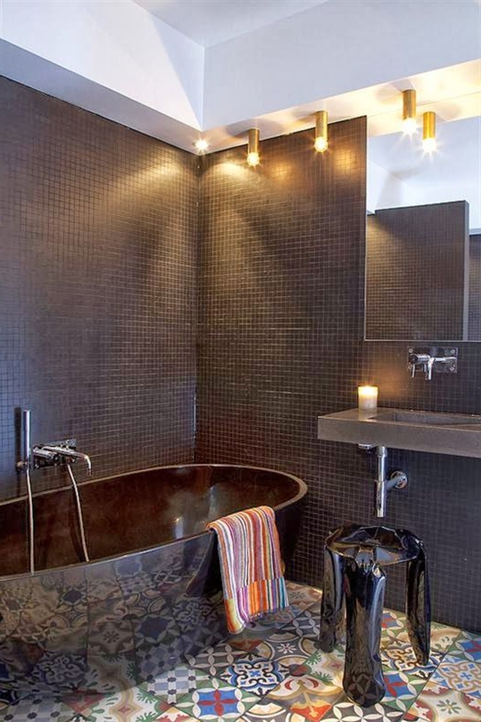 salle-de-bain-noir-avec-sol-coloré-miroir-mural-dans-la-salle-d-eau-meubles-pas-cher