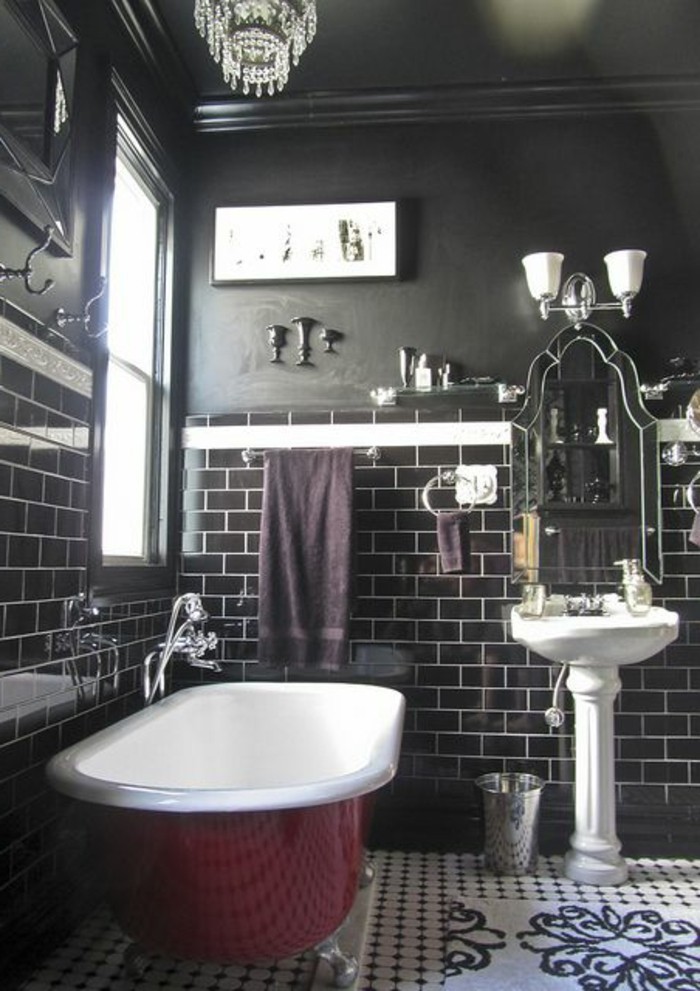 salle-de-bain-noire-baignoire-rouge-sol-en-carrelage-blanc-lustre-en-crystal-ancien-style