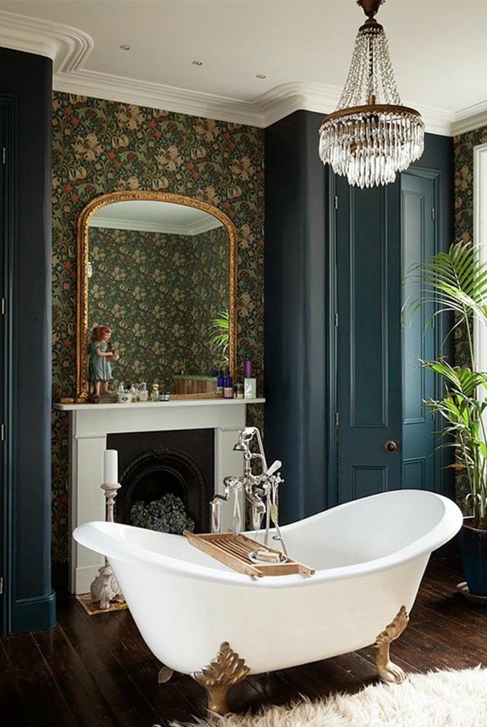salle-de-bain-retro-baroque-plantes-vertes-baignoire-blanche-robinetterie-ancienne