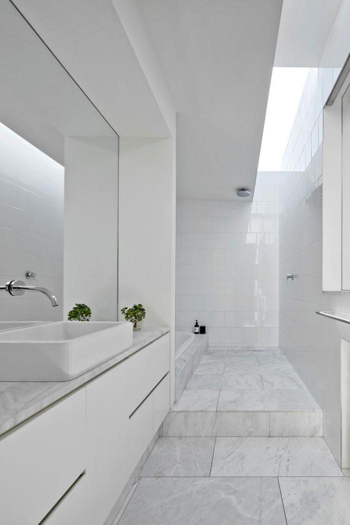 salle-de-bain-scandinave-ambiance-toute-blanche-épurée