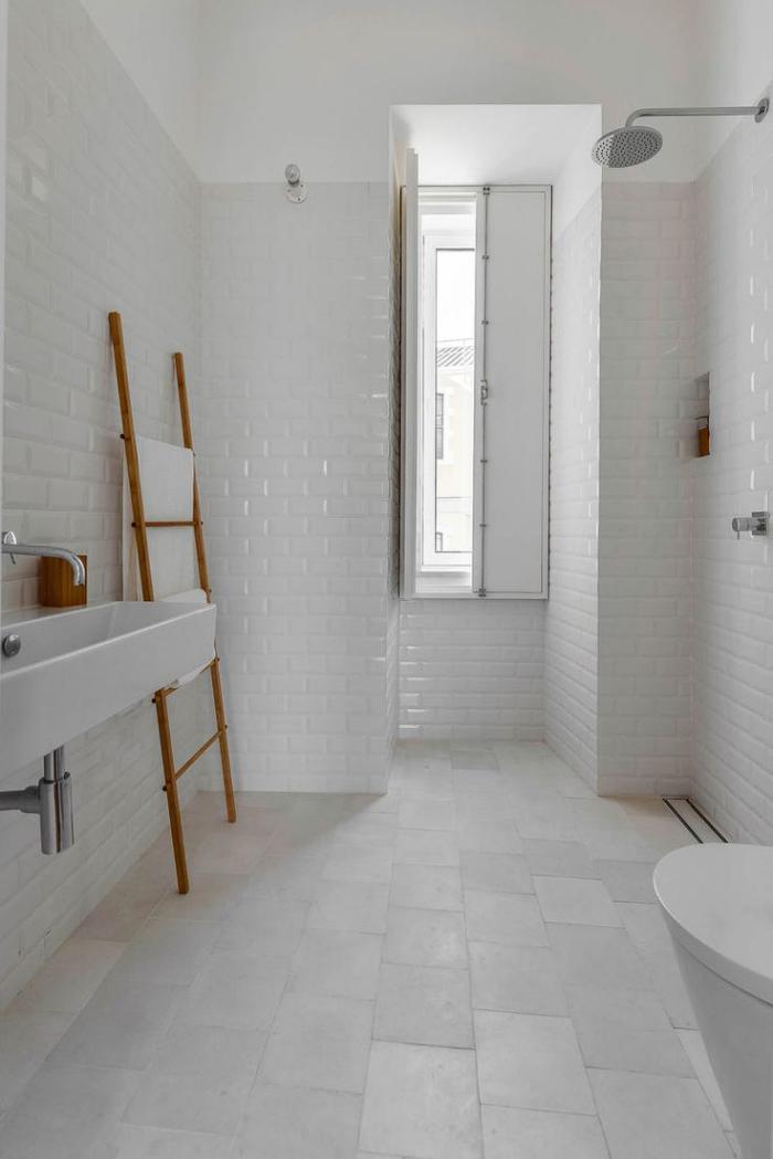 salle-de-bain-scandinave-blanche-intérieur-élégant-nordique