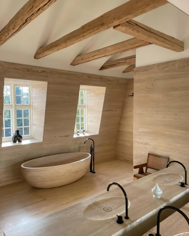 salle de bain scandinave bois poutres apparentes baignoire fenetres