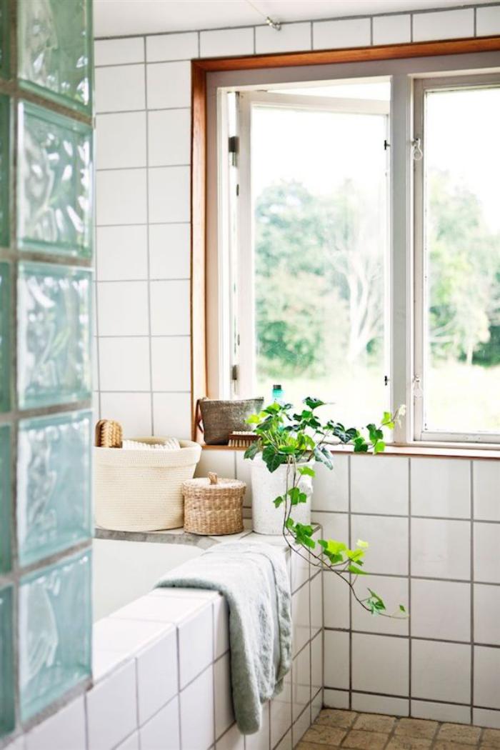 salle-de-bain-scandinave-carrelage-blanc-et-décoration-avec-une-plante-verte