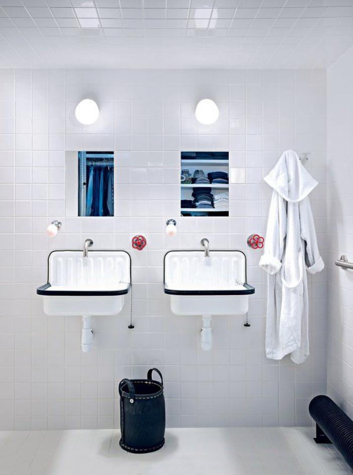 salle-de-bain-scandinave-décor-tout-blanc-éviers-blancs-vintage