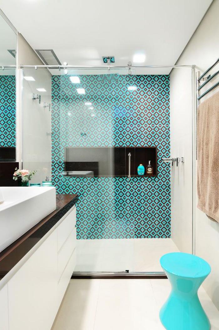 salle-de-bain-scandinave-grande-vasque-rectangulaire-éléments-déco-turquoises
