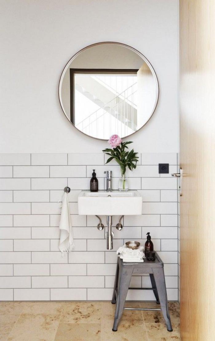 salle-de-bain-scandinave-miroir-rond-et-petit-éver-blanc