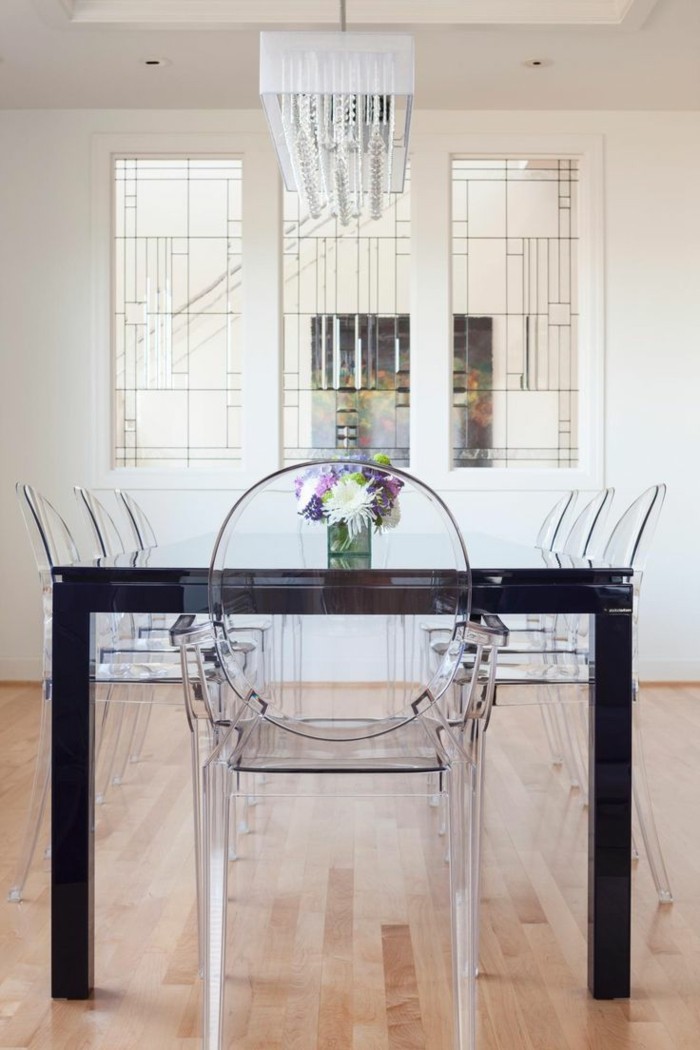 salle-de-sejour-avec-chaise-design-transparente-chaise-transparente-fly-chaises-plexiglass