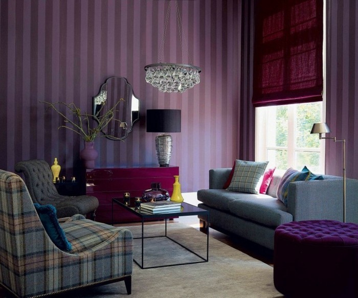 salon-bien-aménagé-canapé-vintage-canapes-vintage-violet-papier-peinte