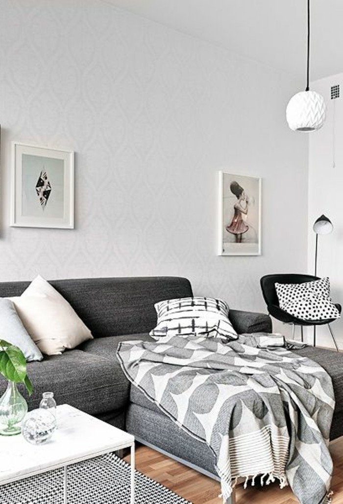 salon-chic-avec-canapé-gris-chiné-canapé-d-angle-gris-murs-blancs-parquet-clair-pour-le-salon-moderne