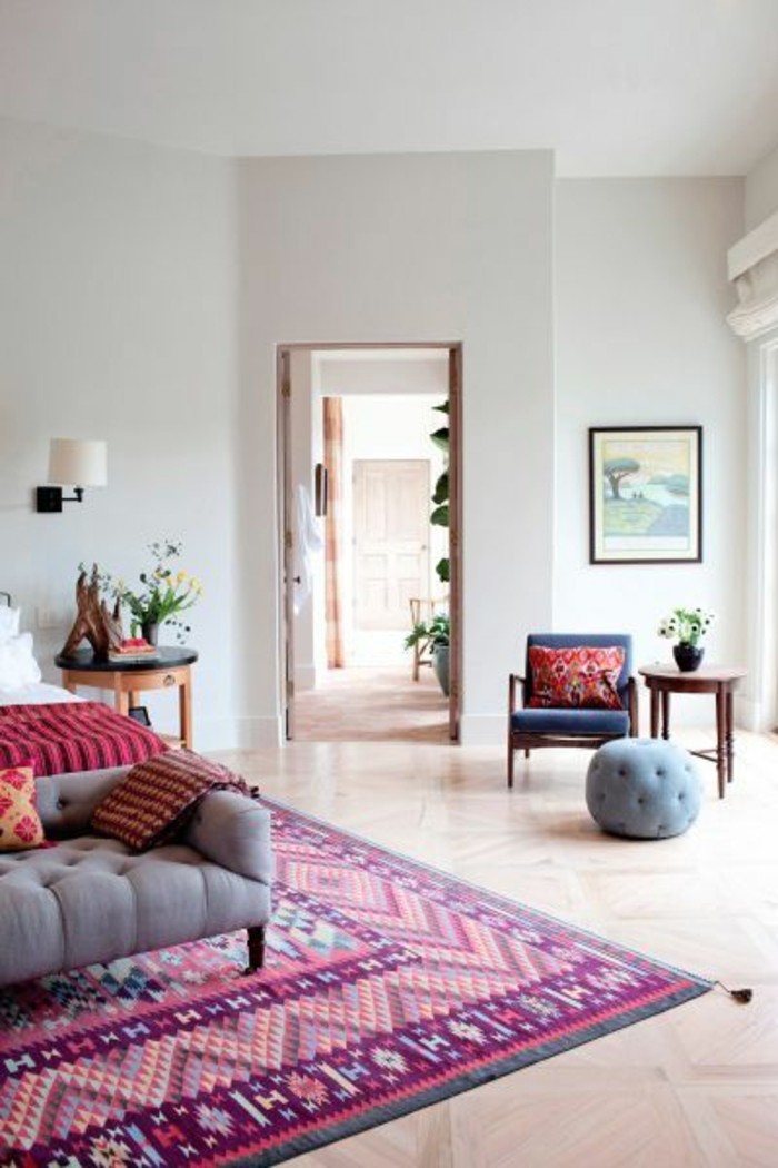 salon-chic-avec-tapis-rose-rouge-carpette-pas-cher-pour-le-salon-moderne