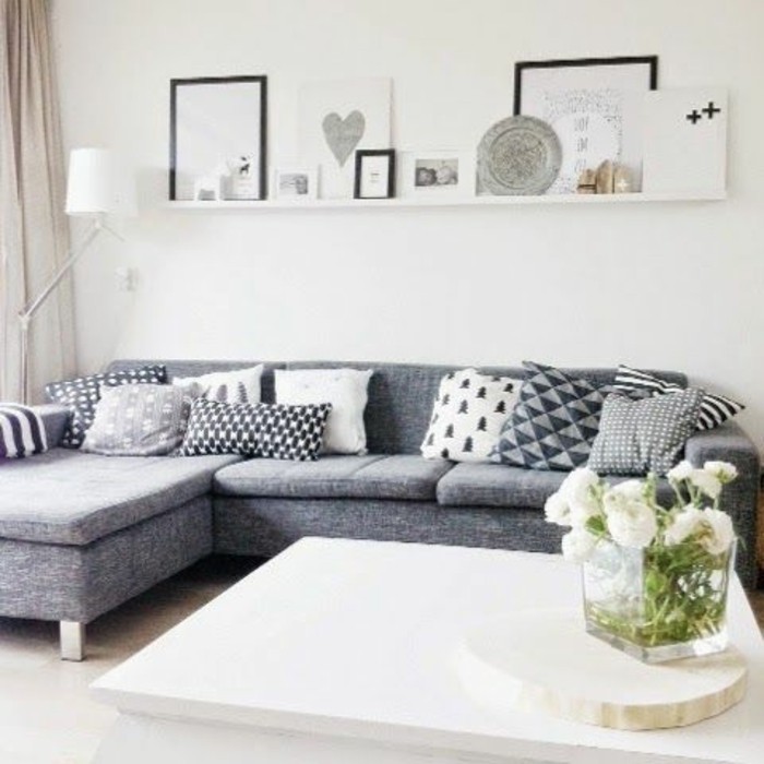 salon-moderne-avec-canapé-gris-chiné-canapé-d-angle-gris-meubles-modernes-fleurs-salon