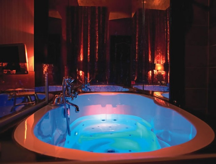 Belle Chambre Avec Jacuzzi Privatif 40 Idées Romantiques Archzinefr