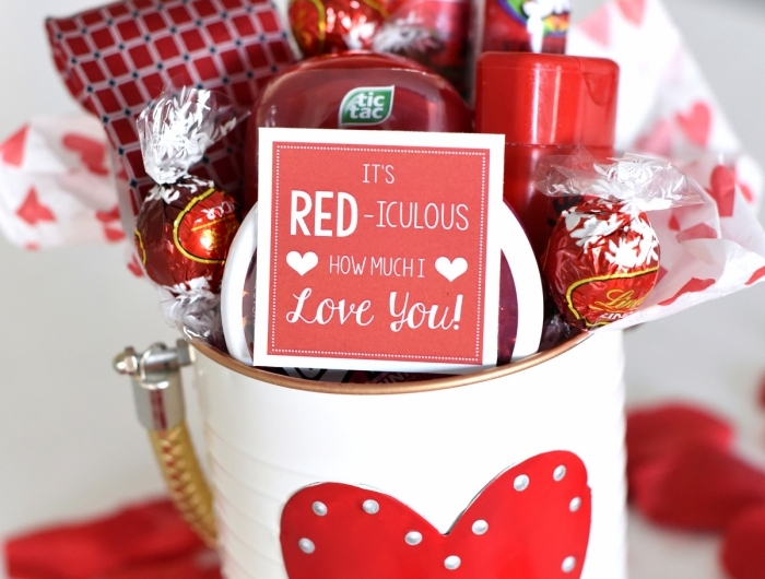 surprise gourmande homme tasse remplie de bonbons chocolat idée cadeau homme saint valentin