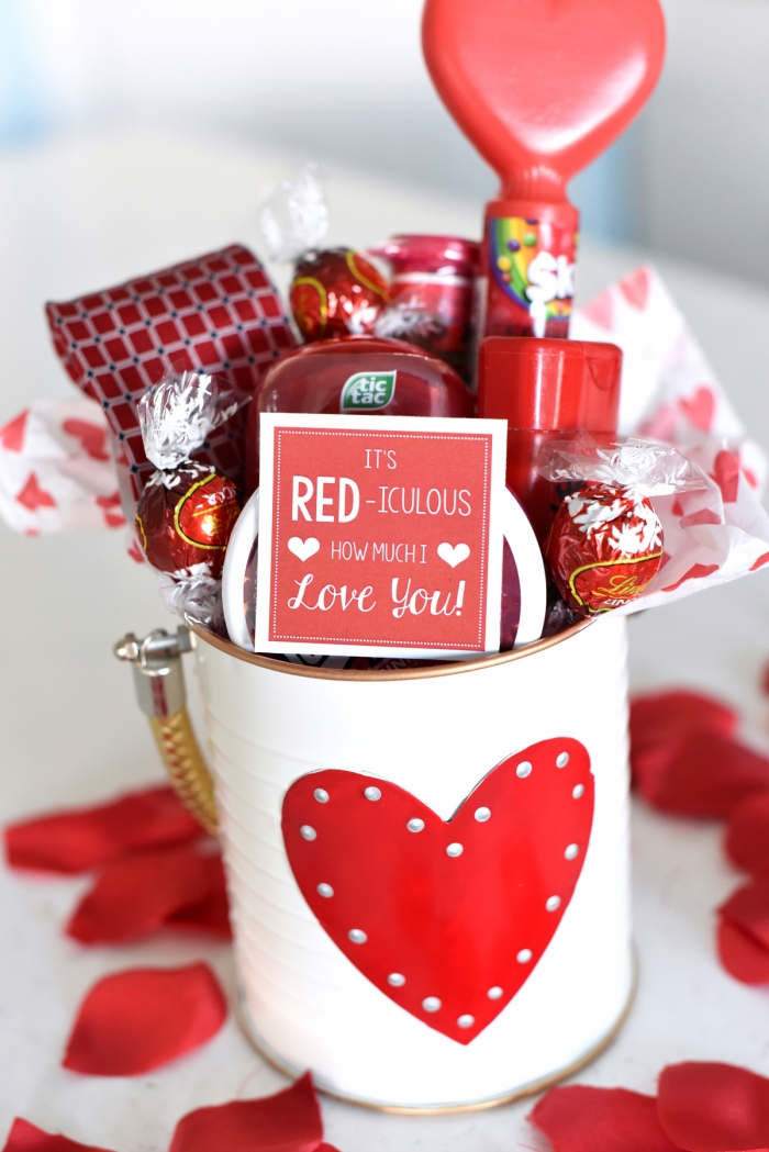 surprise gourmande homme tasse remplie de bonbons chocolat idée cadeau homme saint valentin