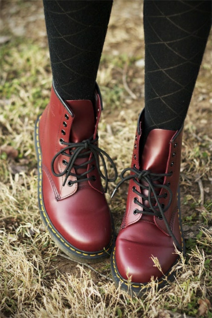 talons-compensés-noirs-chaussures-femme-spartoo-rouges