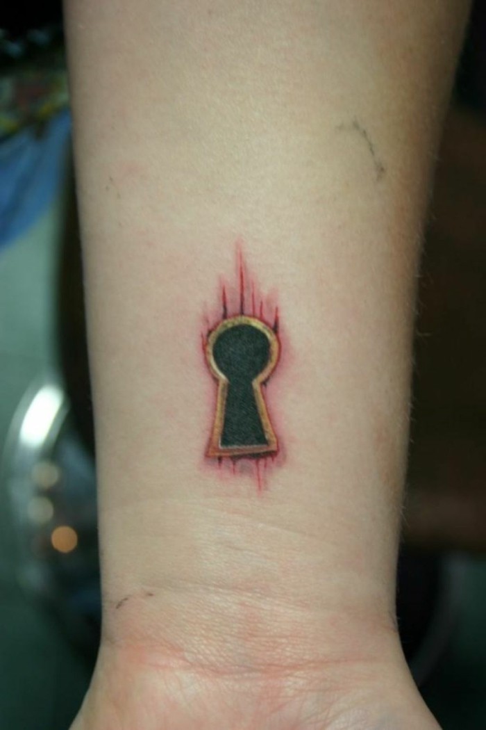 tatouage-bracelet-poignet-femme-tatouage-coeur-poignet-clé