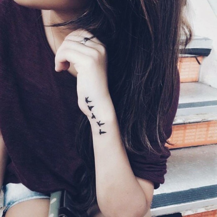 tatouage-bracelet-poignet-femme-tatouage-coeur-poignet-oiseaux