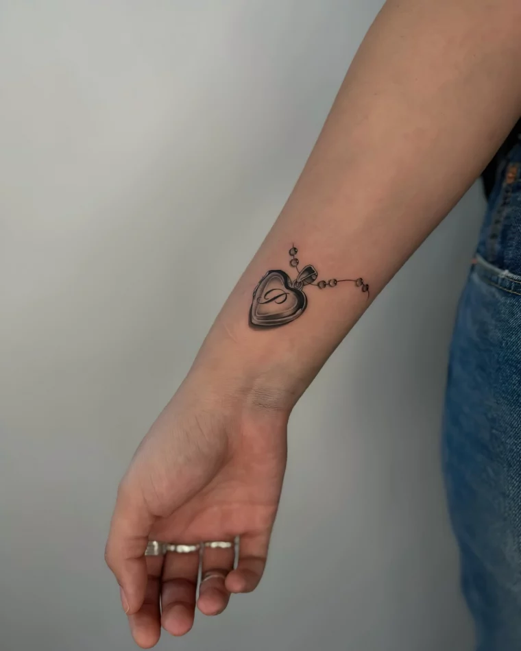 tatouage coeur au poignet effet pendentif bracelet initiale