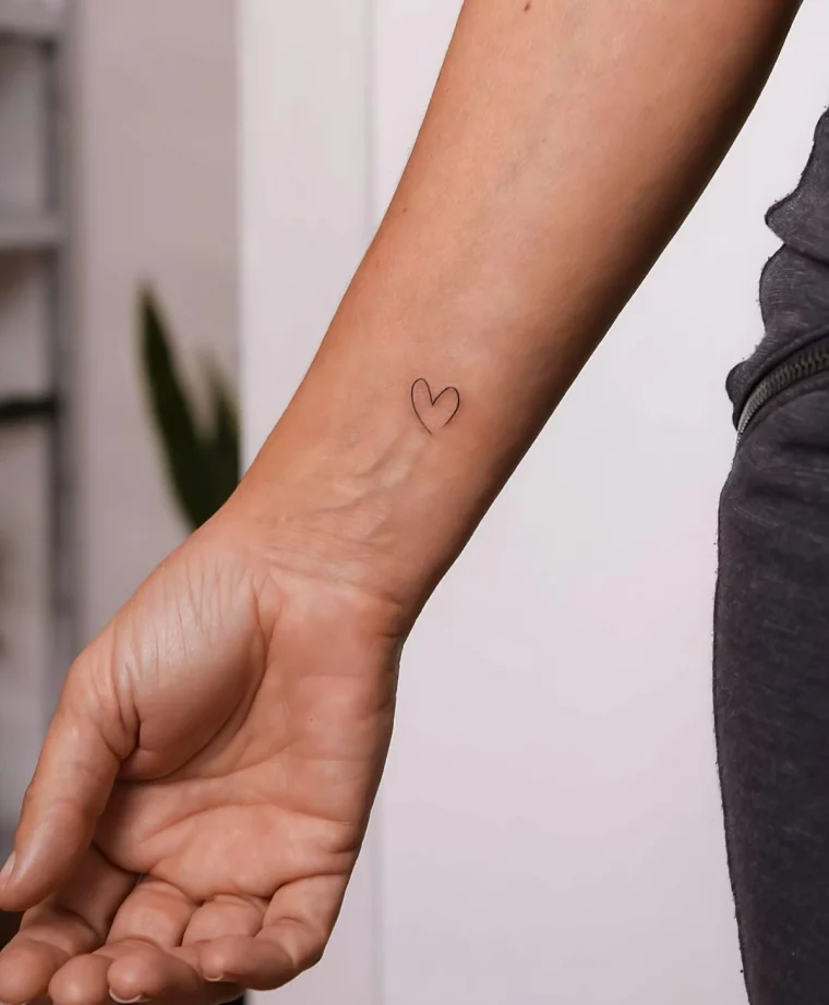 tatouage coeur au poignet minimaliste dessin simple lignes fines