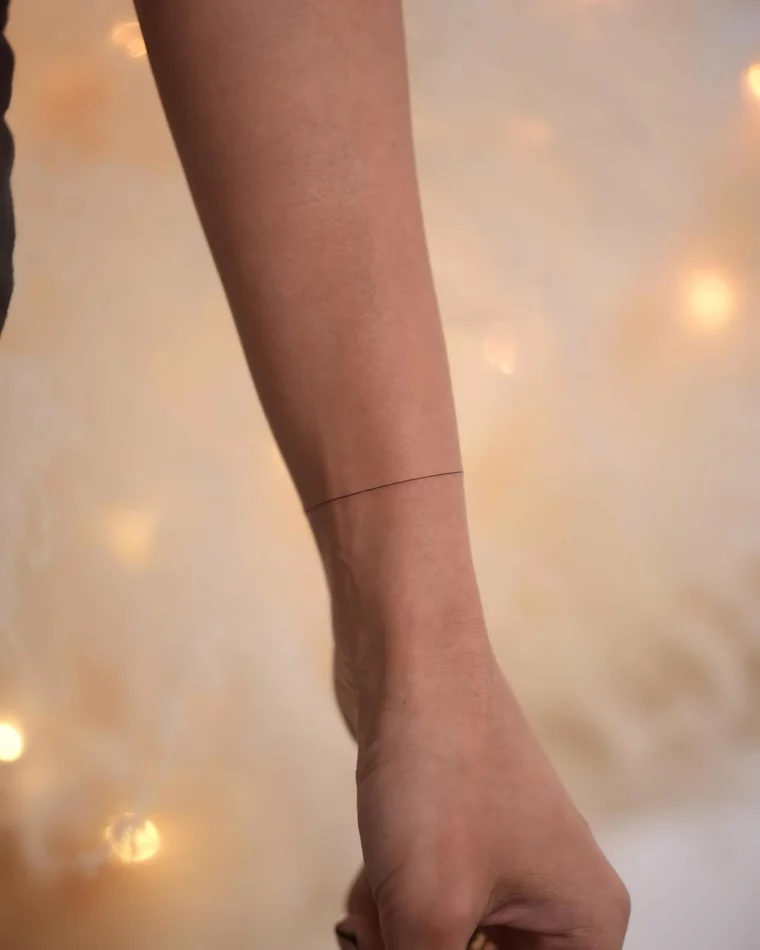 tatouage discret femme poignet fine ligne bracelet minimaliste