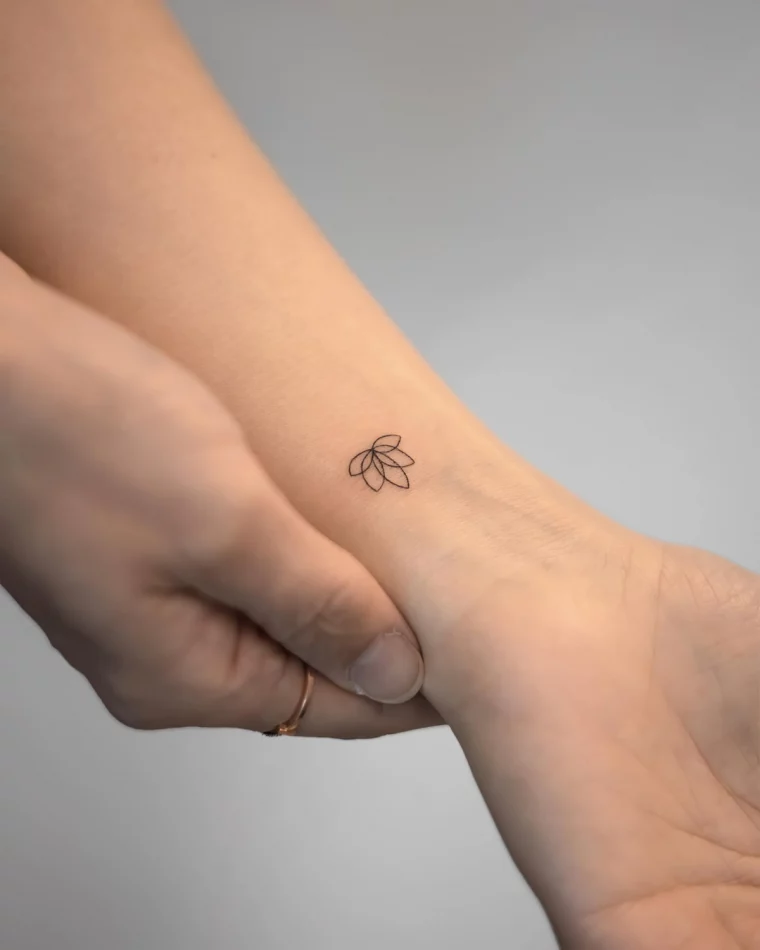 tatouage fleur de lotus poignet discret dessin symbole plante