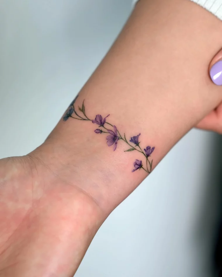 tatouage fleur poignet femme colore branche tige feuilles vertes