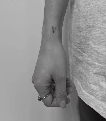tatouage initiale sur poignet bague main dessin sur peau