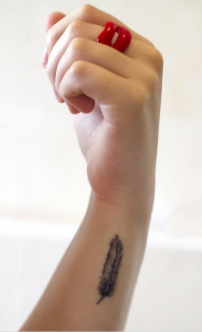 tatouage-papillon-poignet-tatouage-croix-poignet-personnalisé-plume