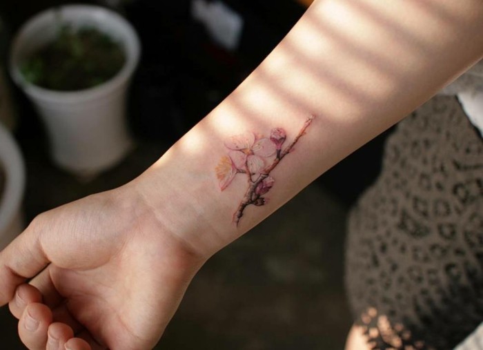 tatouage-prenom-poignet-tatouage-chapelet-poignet-fleurs