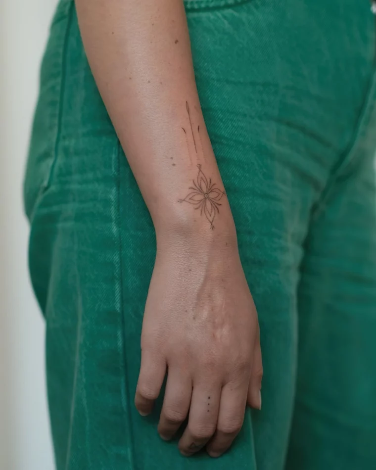 tattoo poignet motifs fleurs ornemental dessin sur peau