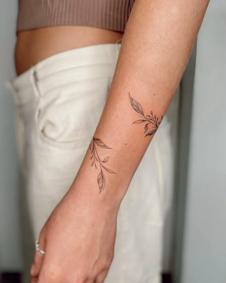 tige feuilles tatouage botanique motifs nature poignet pantalon beige