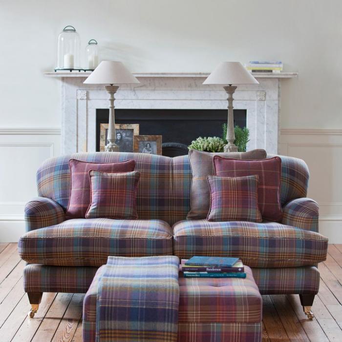 tissi-écossais-sofa-habillé-en-textiles-ecossais-sol-planches-de-bois