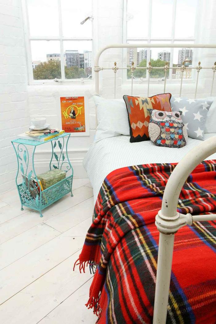 tissu-écossais-belle-couverture-tartan-rouge-pour-une-chambre-à-coucher-blanche