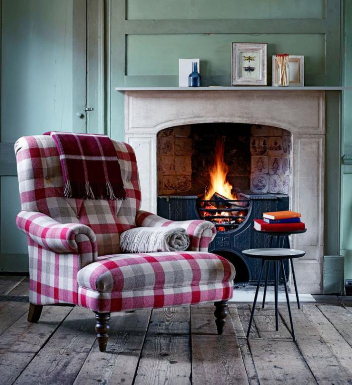 tissu-écossais-fauteuil-revêtu-de-textle-tartan-près-d'une-cheminée-magnifique