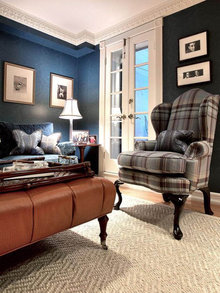 tissu-écossais-fauteuil-écossais-table-cuir-marron-murs-bleus-imposants
