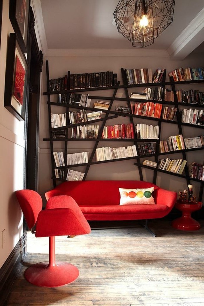 0-bibliotheque-conforama-etagere-murale-design-en-bois-foncé-canapé-rouge-parquet-clair